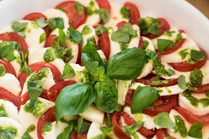 Salade de tomates et mozzarella au pesto